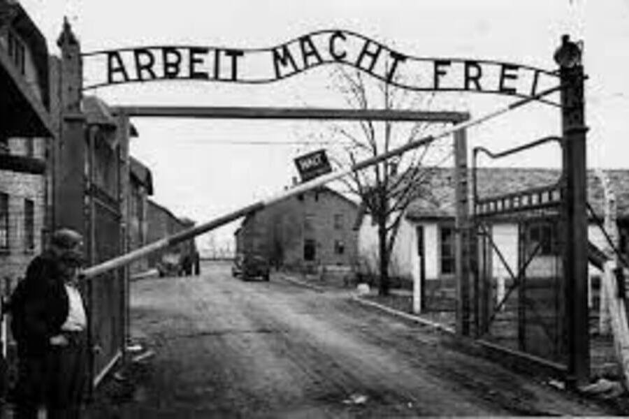 Foto da entrada do campo de concentração em Auchwitz, Polônia