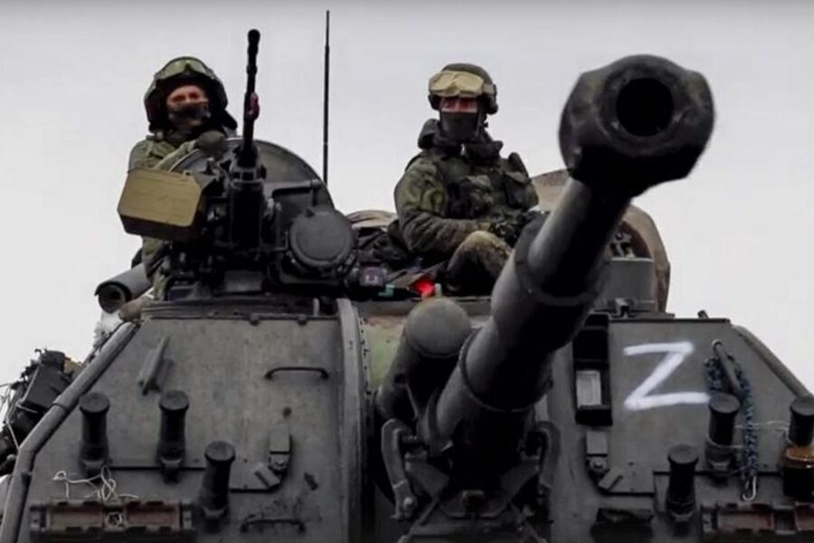 Foto de um Tanque de Guerra russo com a letra Z pichada na frente