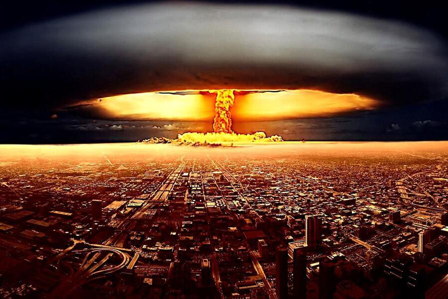 Foto ilustrativa de uma bomba atômica explodindo no meio de uma cidade