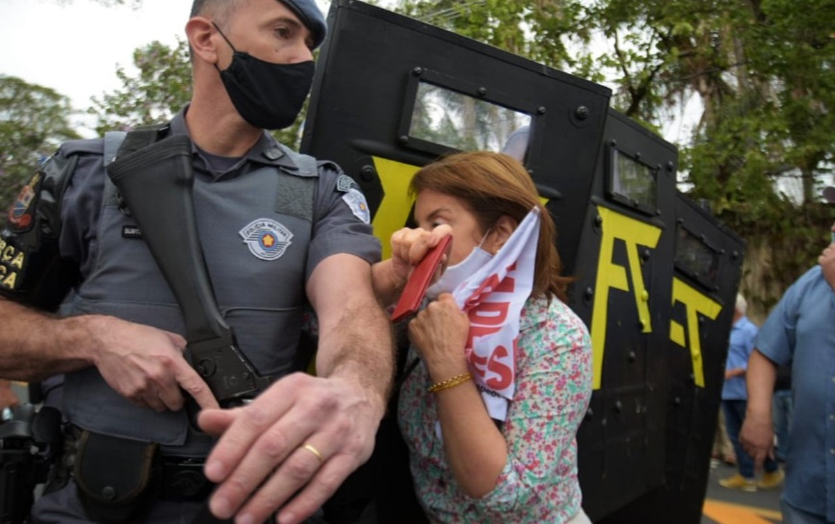 Professora Bebel protege-se de bombas de gás lançadas pela PM durante protesto de professores